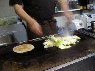 カウンターテーブルで焼きそば料理中