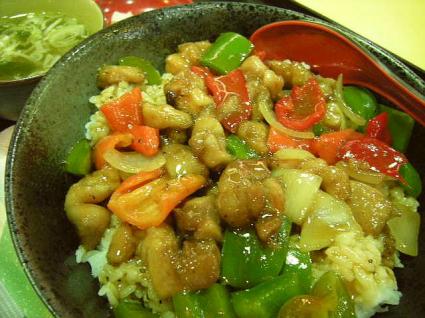 胡椒風味の鶏肉丼