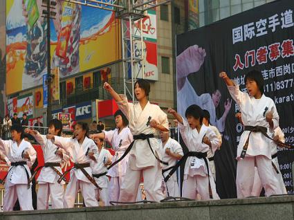 勝利広場での少年班型の披露