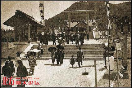 参拝客で賑わう大連神社