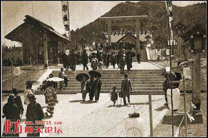 参拝客で賑わう大連神社