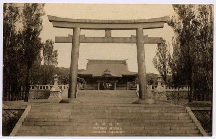 大連神社の鳥居と本殿