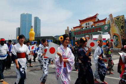 浴衣姿でパレードに参加する日本人留学生