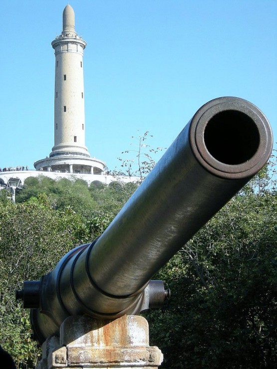 白玉山塔（旧表忠塔）と清朝末期の大砲
