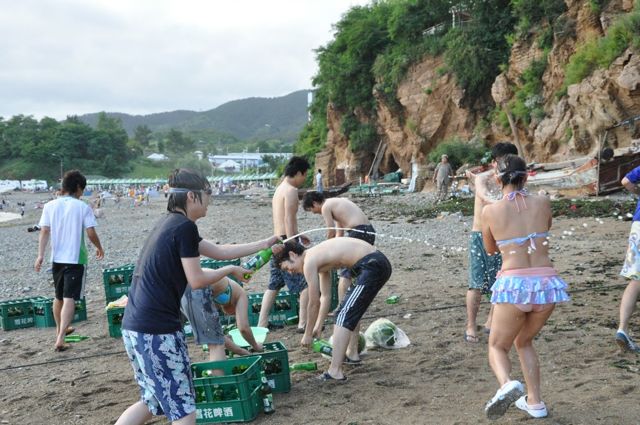 浜辺でビールかけを楽しむメンバー