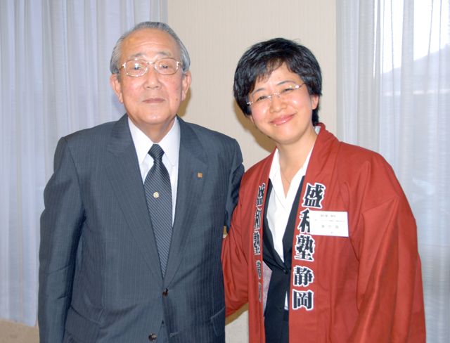 塾長の稲盛和夫さんと大連塾会長の謝世晶さん（2009年６月、静岡県で）