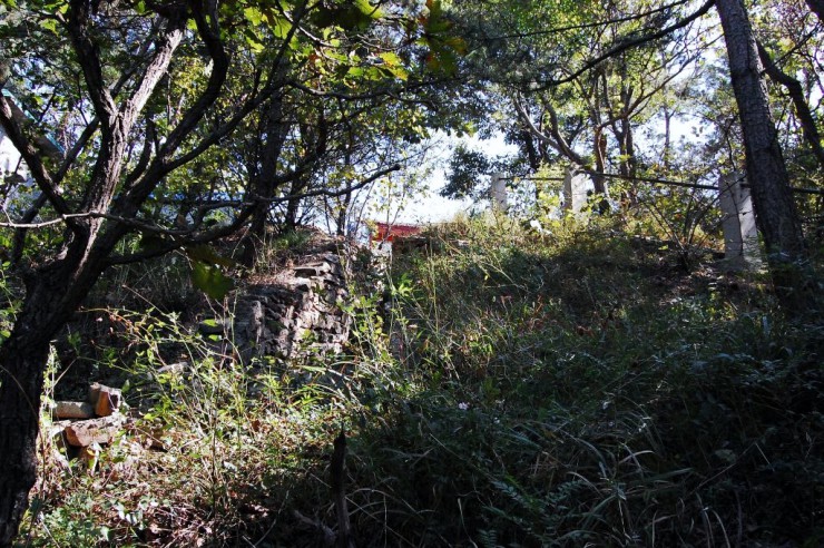 険しい斜面にそって山頂まで続く堡塁