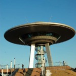 珍百景に登場しそうな約30メートルの高さのUFO型展望台