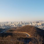 頂上から開発区中心部を望む。街中に近いところにあることが分かる