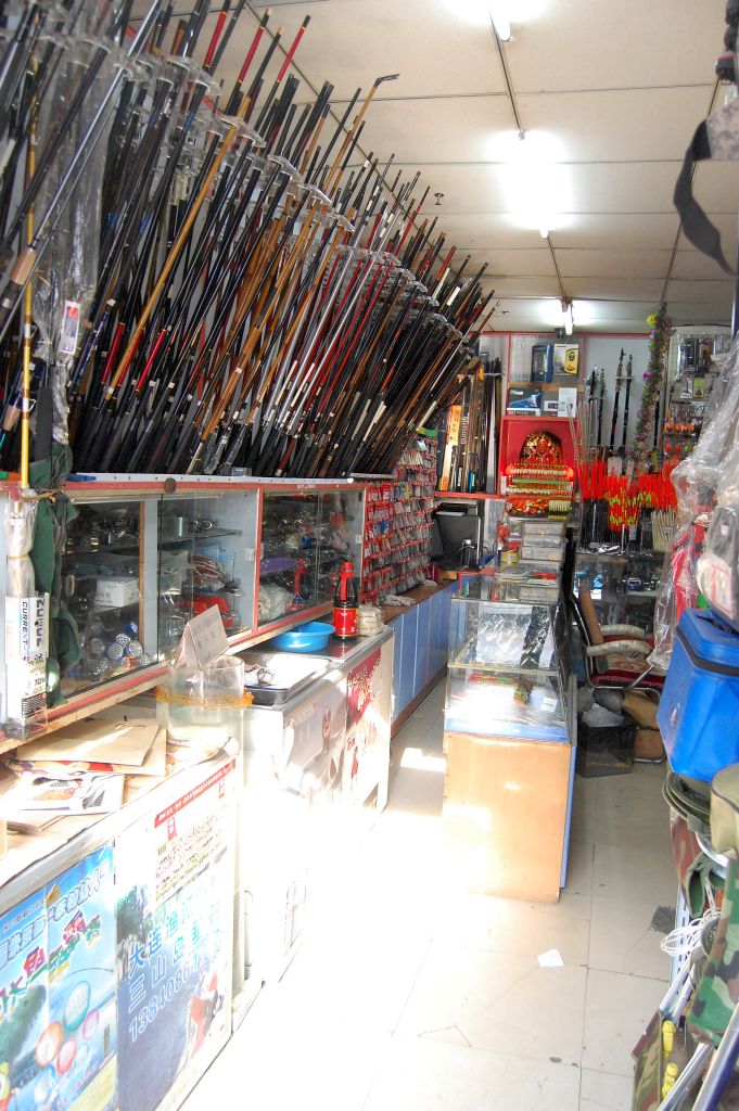 L字型の店内に積まれる豊富な釣り道具