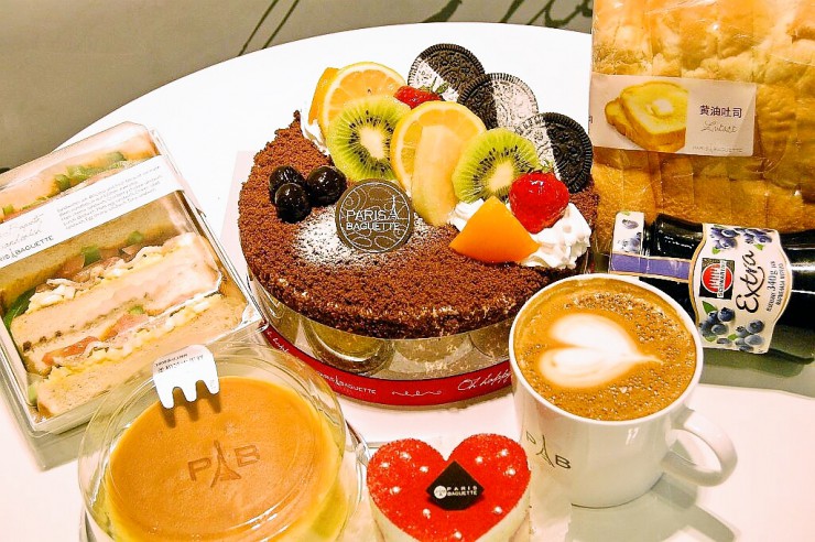 ホールケーキ、食パン、ジャム、サンドウィッチ、カプチーノコーヒーのフルセット