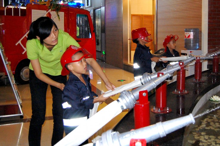 消防士体験で消火活動をする子どもたち