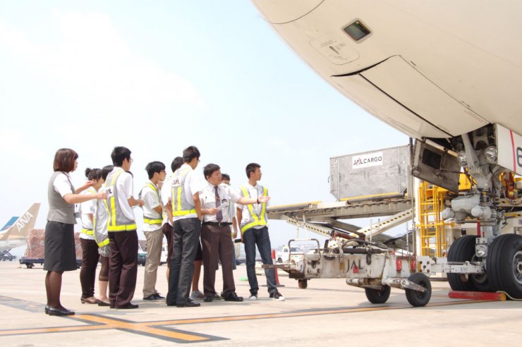 整備士から飛行機の説明を受ける生徒たち