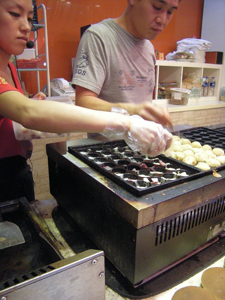 スタッフもたこ焼き用の鉄板も大忙し