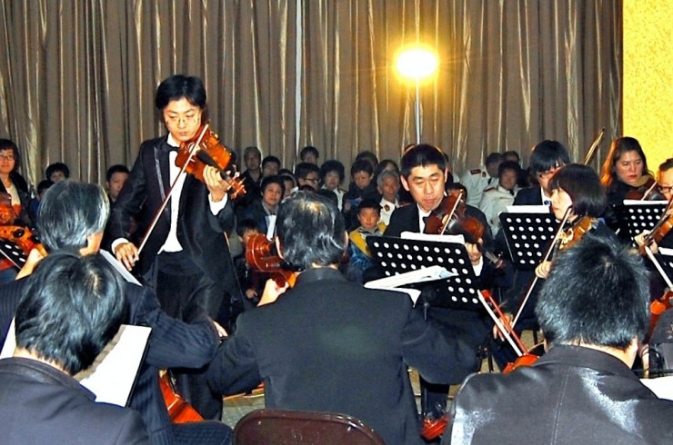 バイオリニスト(左)の独奏と指揮