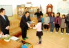 日本人学校の受賞児童に飛行機のレプリカを渡す遠藤支店長(左から2人目)