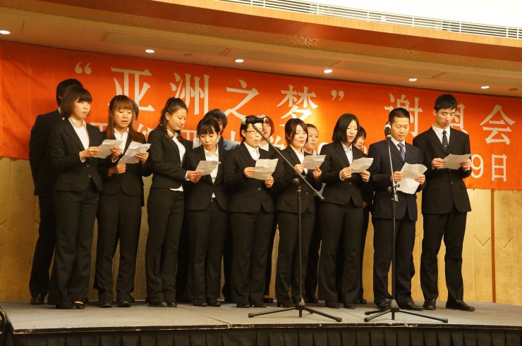 歌を披露する留学生とルームメイトの中国人学生