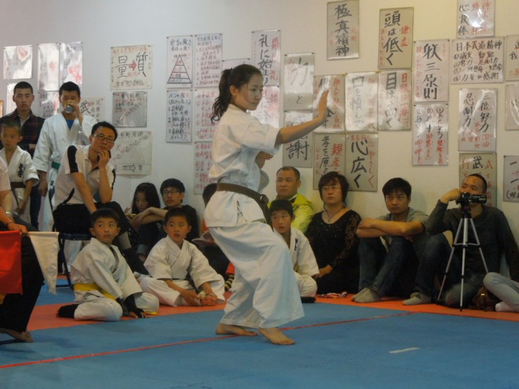 成人女子の部で優勝した朱倩倩さんの形