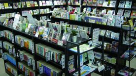 各種日本書籍が陳列されている「永東書店」の店内