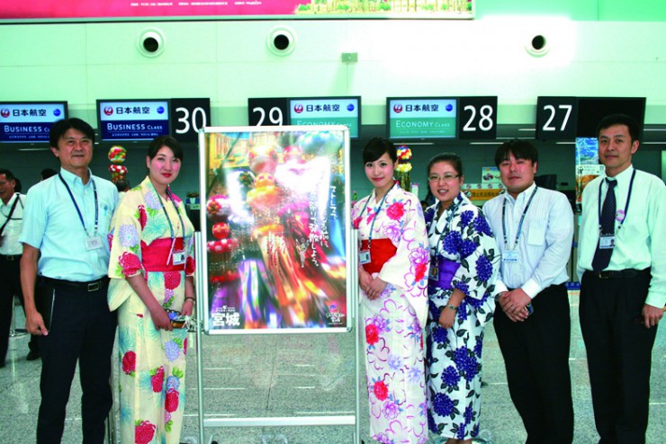 浴衣のスタッフと西村さん（左）、及川さん（右から2人目）、JALの滝正寿さん（右）