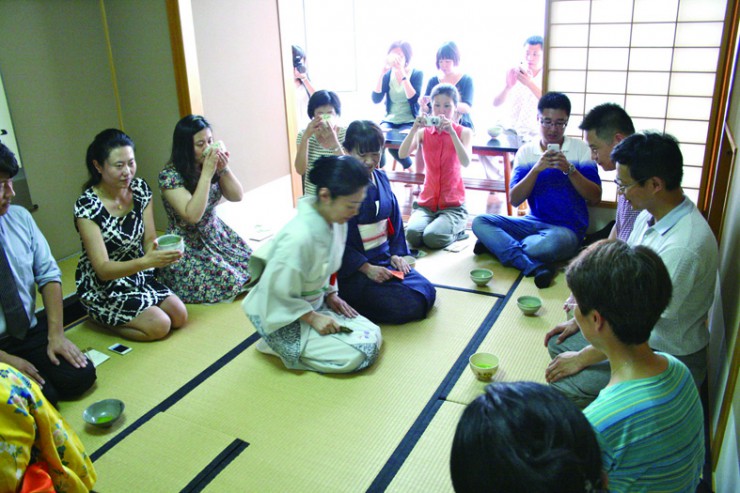 裏千家の茶道を体験する参加者たち