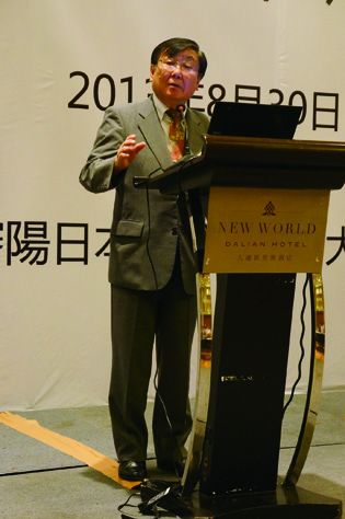 あいさつする池島政広学長