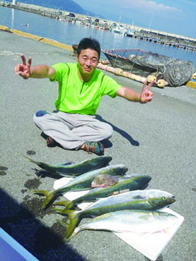 釣り上げた魚を前にして「やった！」