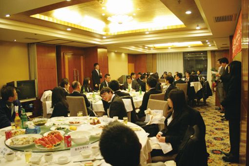卒業生も参加して盛り上がった懇親会