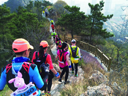 険しいコースに挑むランナーたち