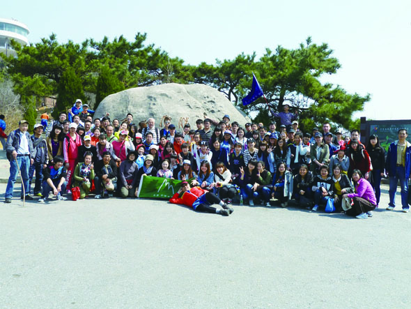 西大山の頂上で115人が記念写真