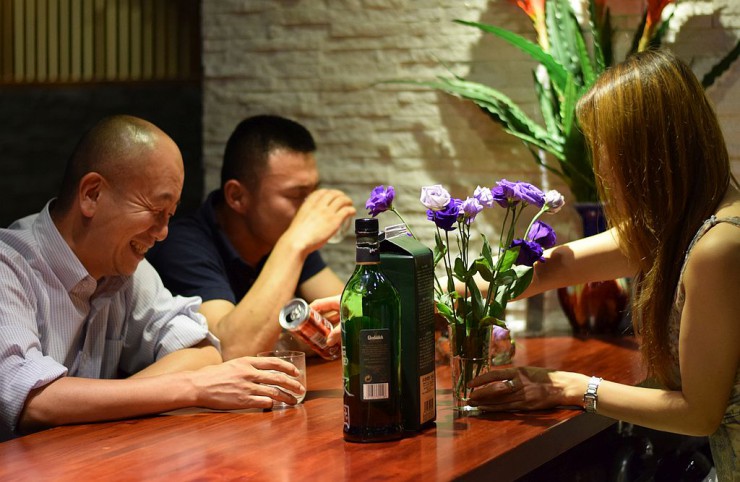 カウンターで一人飲みができる