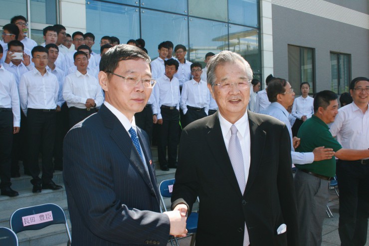 握手する郭学長（左）と長田理事長