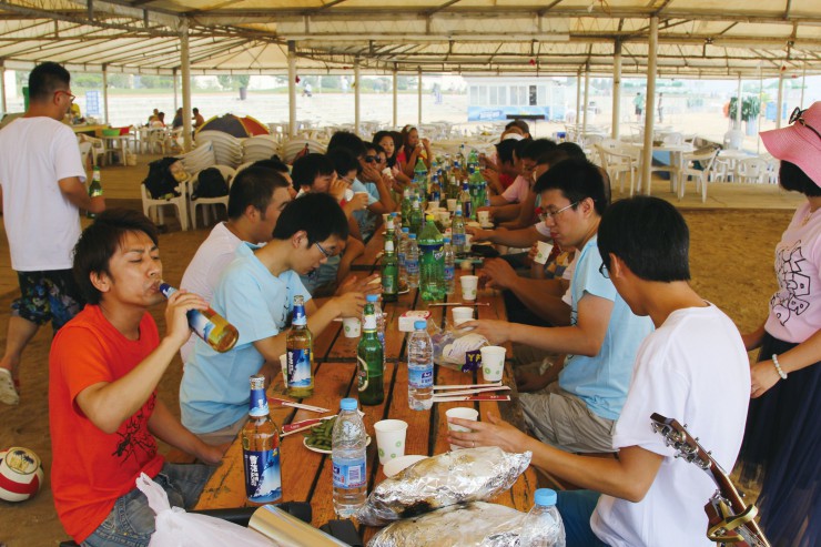 野外BBQ大会、ビンゴ大会で盛り上がる