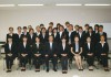平川所長と記念撮影する学生たち