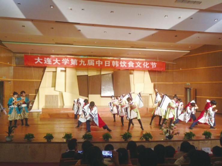 見事なよさこい踊りを披露する「東京花火」のメンバー