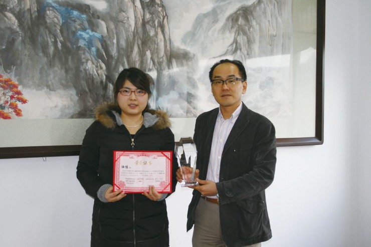 張悦さん（左）と指導した日本語教師の嶋田聡さん