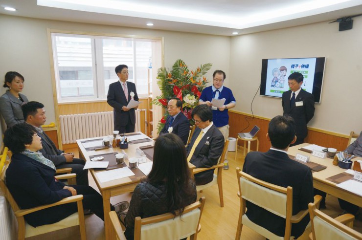 開業式で祝辞を述べる酒井総経理（正面左）