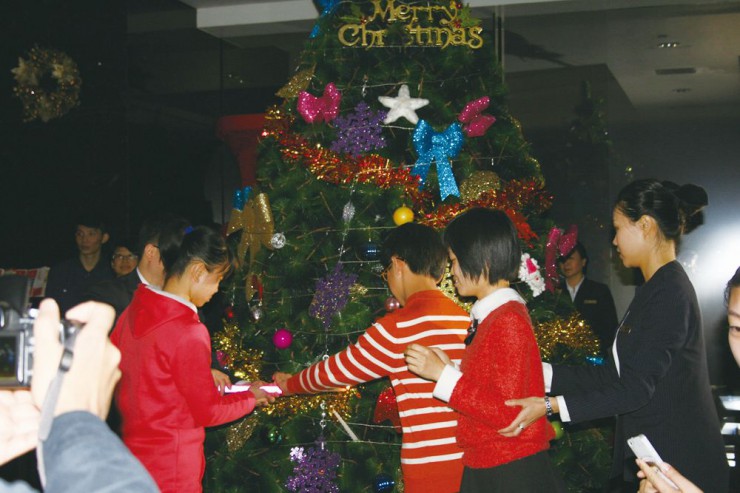 クリスマスツリーと啓智学校の生徒ら