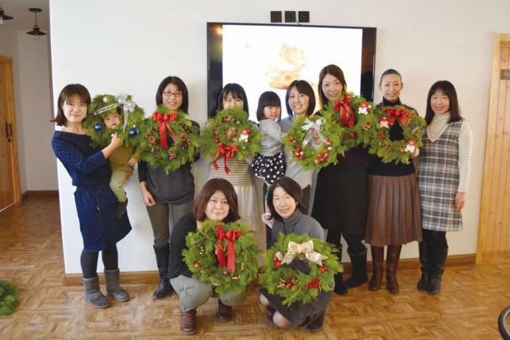 クリスマスリース作りを楽しんだ参加者