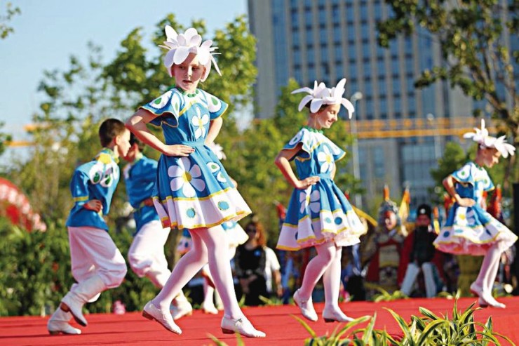 開幕式で踊りを披露するロシアの子どもたち