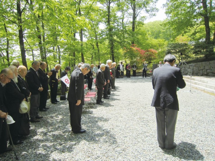 留魂碑に向かって黙祷する参加者