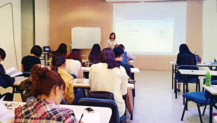 国際漢語教師を目指して学ぶ受講者ら