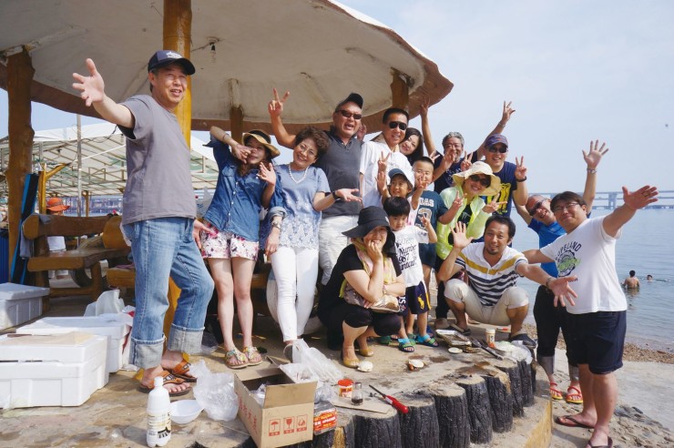 浜辺で１日を楽しんだ酒菜の会のメンバーと家族