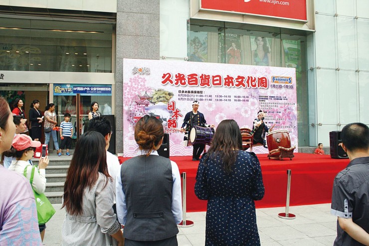 迫力ある演奏を披露する和太鼓チーム「葉隠」