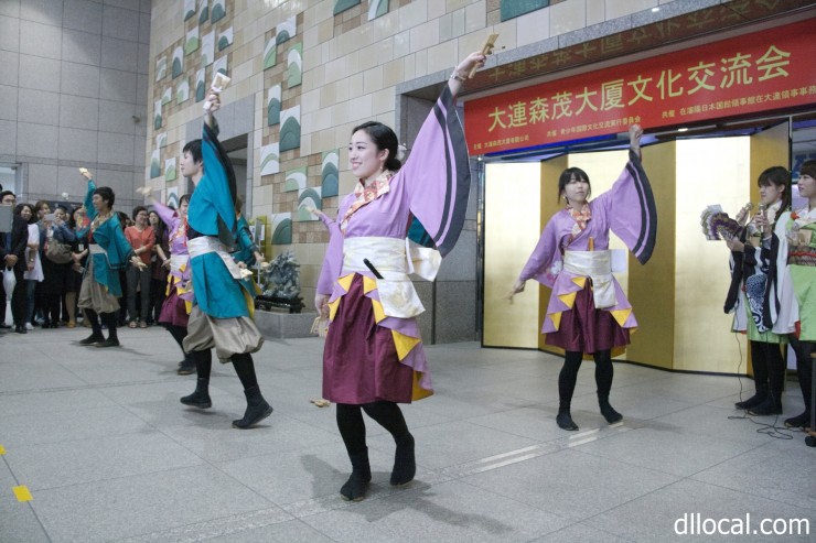 踊りを披露する「東京花火」のメンバー