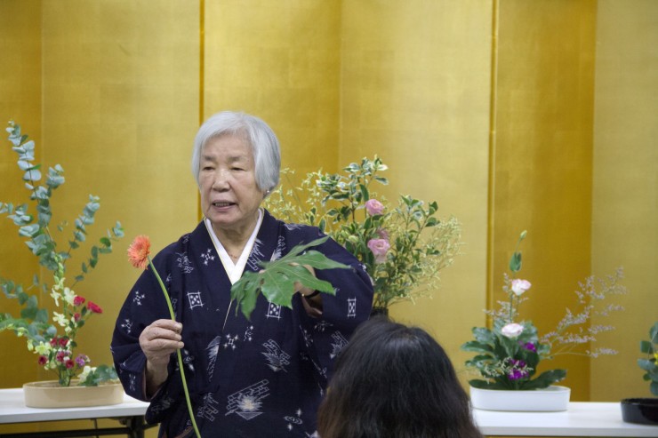 生け花を紹介した大連池坊同好会の杉節子さん