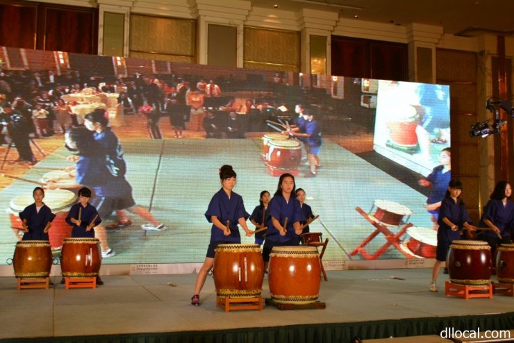 和太鼓演奏を熱演する日本人学校の児童、生徒たち