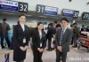 日本航空大連支店の大久保宜政総務部長（右）から搭乗者出迎えの指導を受ける池田さん（中央）、北村さん