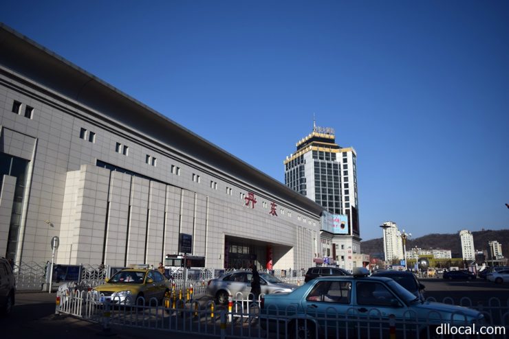 大連からの快速鉄道が到着する丹東駅